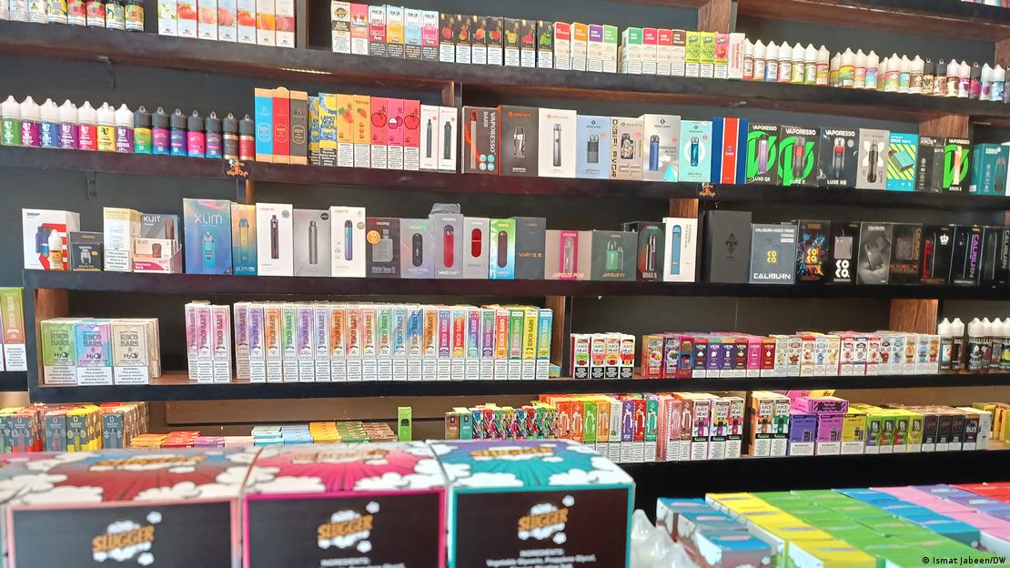 Cigarros eletrônicos à venda em tabacaria fora do Brasil
