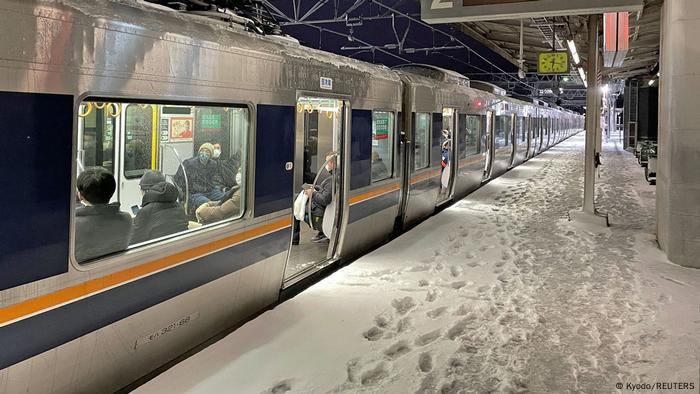 Japan | Verkehrschaos durch heftige Schneefälle