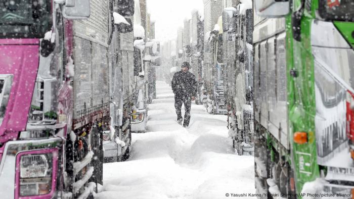 Japan | Verkehrschaos durch heftige Schneefälle