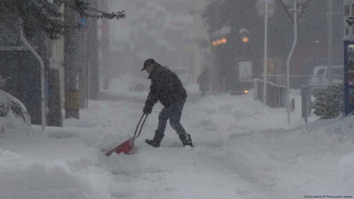 Japan, South Korea hit by travel chaos amid winter storms – DW – 01/25/2023