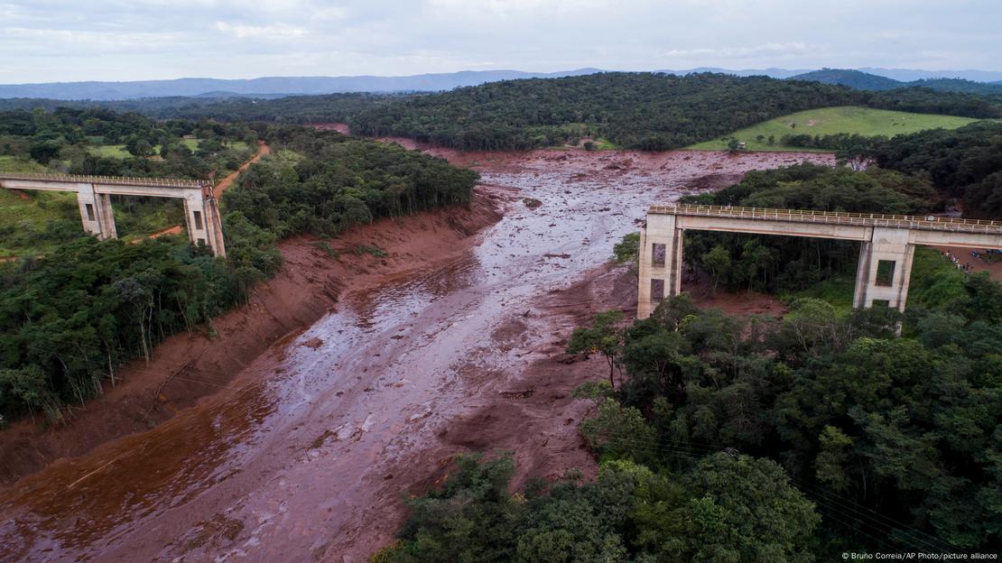 Ponte colapsada após tsunami de rejeitos, em imagem do dia do desastre de Brumadinho