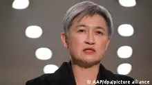 Penny Wong, Außenministerin von Australien, spricht zu den Medien während einer Pressekonferenz nach einem Treffen mit dem chinesischen Außenminister Wang Yi im Diaoyutai State Guesthouse. Es ist der erste australische Außenministerbesuch in China seit vier Jahren. +++ dpa-Bildfunk +++