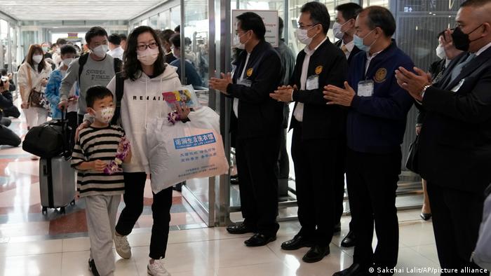 曼谷素万那普国际机场的工作人员欢迎中国游客归来
