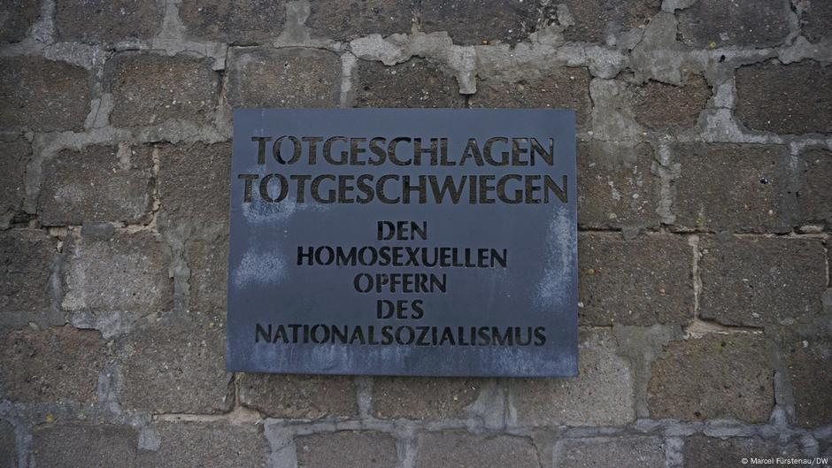 Na zid nekadašnjeg koncentracionog logora Zaksenhauzen 1990. postavljena je spomen-tabla