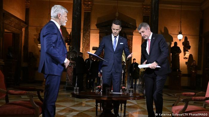 Die beiden Kandidaten Petr Pavel (l.) und Andrej Babis (r.) für die Stichwahl um das Amt des tschechischen Präsidenten werden im Fernsehstudio vom Moderator begrüßt. 