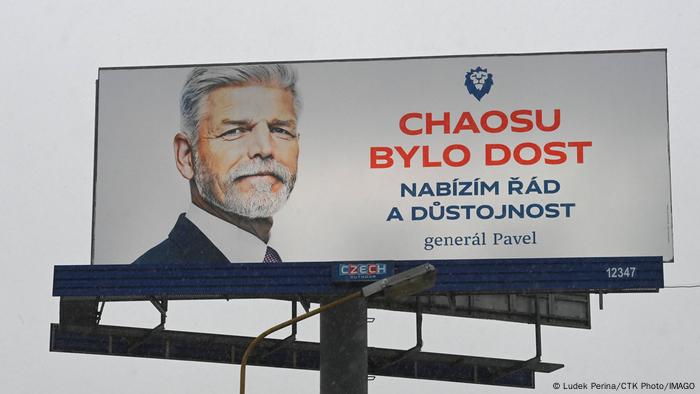 Wahlplakat von Ex-General Petr Pavel mit der Aufschrift: Genug Chaos, ich biete Ordnung und Würde - General Pavel neben dem Foto des Kandidaten
