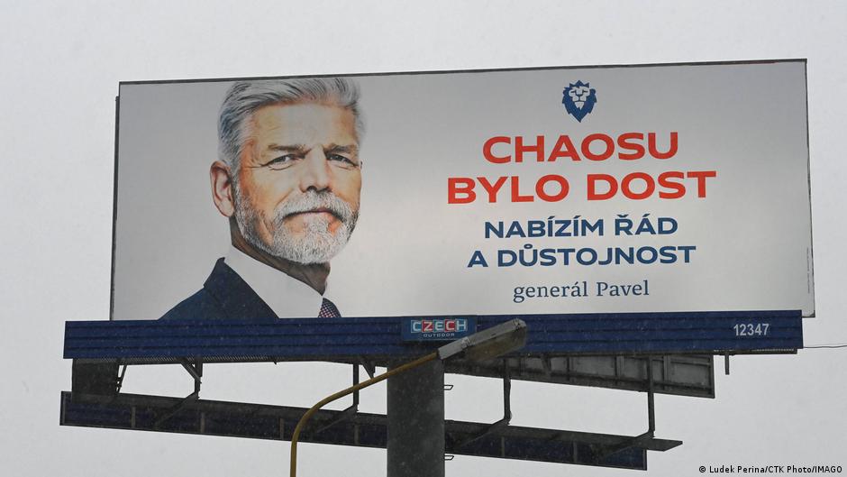 „Dosta haosa, nudim red i dostojanstvo“, piše na predizbornom plakatu bivšeg generala Petra Pavla