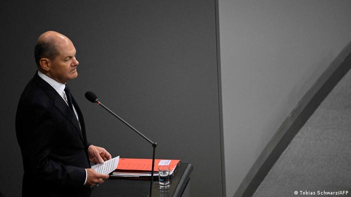 Deutschland Bundeskanzler Scholz spricht vor dem Bundestag 