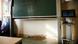 Klasa w szkole, tablica ,a pod nią pleśń na ścianie Klasa w szkole, tablica ,a pod nią pleśń na ścianie
