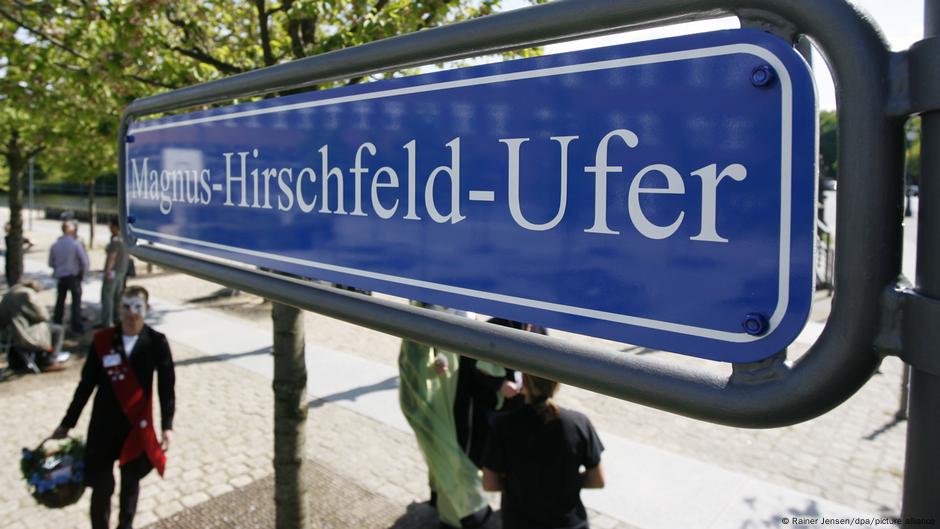 Jedna staza prema reci u centru Berlina 2008. je dobila ime po lekaru, seksologu i zastupniku prava homoseksualaca Magnusu Hiršfeldu