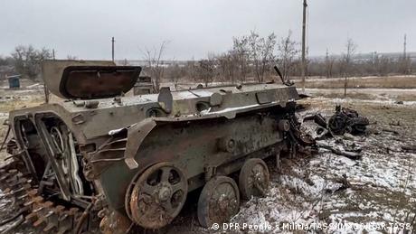 Ein zerstörtes Militärfahrzeug bei Soledar in der Region Donezk steht auf einem Feld