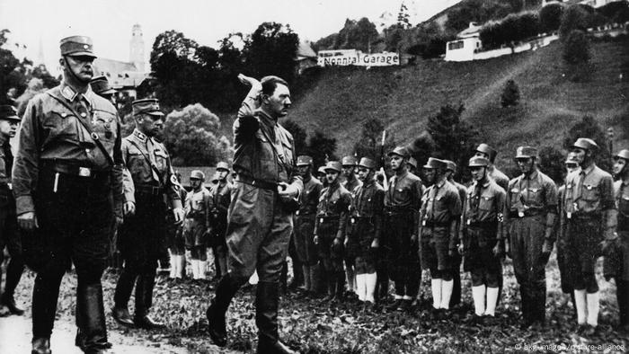 Adolf Hitler schreitet eine Formation der SA ab, ein Bild von 1932