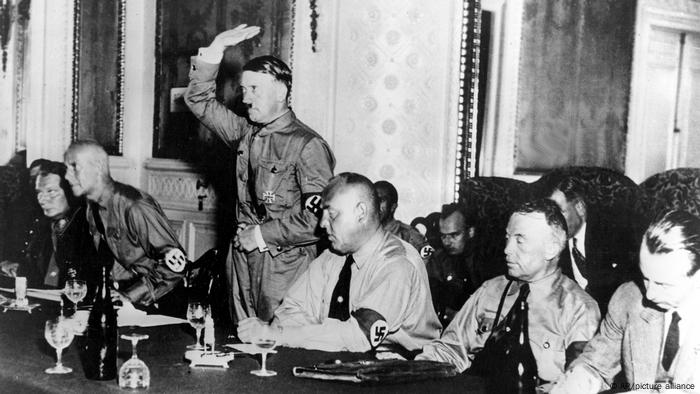 希特勒在1932年与议会的纳粹代表开会时行纳粹礼