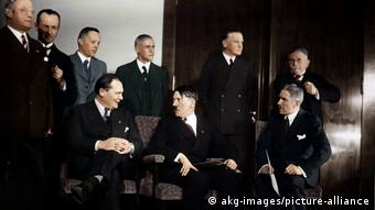 30 Ιανουαρίου 1933: δεξιά από τον Χίτλερ ο Φραντς φον Πάπεν