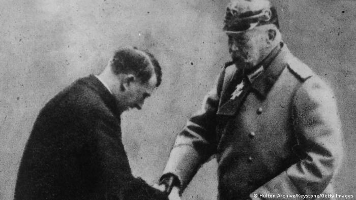 1933年1月30日，时任总统保罗·冯·兴登堡将德国的统治权移交给纳粹领导人希特勒