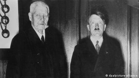 Гитлер и президент Пауль фон Гинденбур (слева). 1933 год