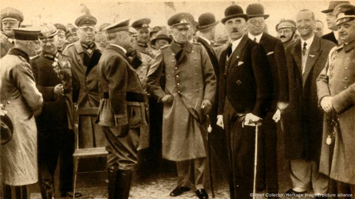 Franz von Papen und Kurt von Schleicher 1932 stehen mit anderen Männern zusammen Franz von Papen und Kurt von Schleicher 1932 stehen mit anderen Männern zusammen