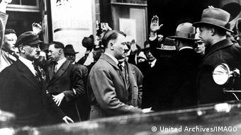 Adolf Hitler umgeben von grüßenden Menschen im Jahr 1932