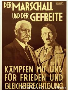 Hindenburg und Hitler auf einem Wahlplakat: Der Marschall und der Gefreite: Kämpfen mit uns für Frieden und Gleichberechtigung 