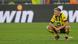 Nico Schlotterbeck von Borussia Dortmund hockt enttäuscht auf dem Rasen Nico Schlotterbeck von Borussia Dortmund hockt enttäuscht auf dem Rasen