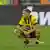 Nico Schlotterbeck von Borussia Dortmund hockt enttäuscht auf dem Rasen
