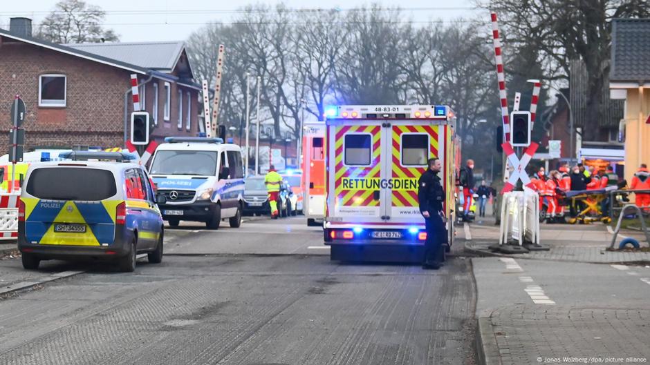 Zwei Tote und mehrere Verletzte bei Messerangriff auf Zug – DW – 25.01.2023