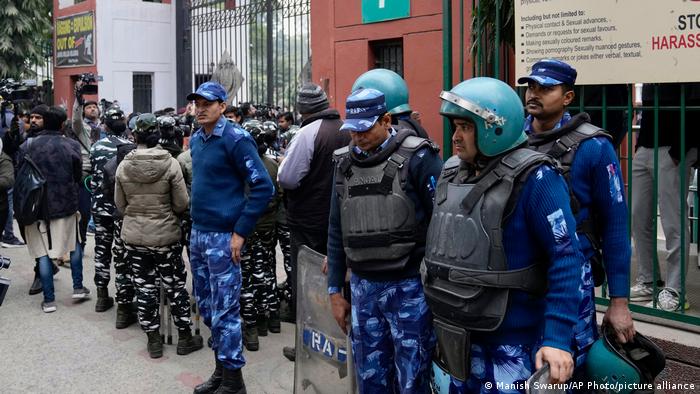 为制止BBC《莫迪》影片播放防爆警察堵在伊斯兰大学门前