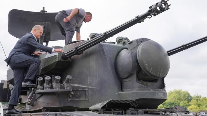 Kanzler Scholz klettert auf einen Gepard-Panzer