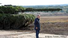 17. Oktober 2022 *** Bundeskanzler Olaf Scholz vor einem Kampfpanzer Leopard 2 auf dem Truppenübungsplatz Bergen nach seinem Pressestatement. Bundeskanzler Olaf Scholz besucht die Ausbildungs- und Lehrübung des Heeres ALÜ LandOp am 17. Oktober 2022 auf dem Truppenübungsplatz Bergen. Lager Ostenholz Niedersachsen Deutschland *** German Chancellor Olaf Scholz in front of a Leopard 2 main battle tank at the Bergen training area after his press statement German Chancellor Olaf Scholz visits the Armys training and doctrinal exercise ALÜ LandOp on October 17, 2022 at the Bergen training area Camp Ostenholz Lower Saxony Germany
