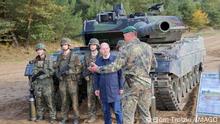 17. Oktober 2022 *** Bundeskanzler Olaf Scholz an einem Kampfpanzer Leopard 2 am 17. Oktober 2022 auf dem Truppenübungsplatz Bergen. Bundeskanzler Olaf Scholz besucht die Ausbildungs- und Lehrübung des Heeres ALÜ LandOp am 17. Oktober 2022 auf dem Truppenübungsplatz Bergen. Lager Ostenholz Niedersachsen Deutschland *** German Chancellor Olaf Scholz at a Leopard 2 main battle tank on 17 October 2022 at the Bergen training area German Chancellor Olaf Scholz visits the Armys training and doctrinal exercise ALÜ LandOp on 17 October 2022 at the Bergen training area Camp Ostenholz Lower Saxony Germany