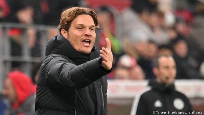  Fußball: Bundesliga, FSV Mainz 05 - Borussia Dortmund, 17. Spieltag, Mewa Arena. Dortmunds Trainer Edin Terzic steht am Spielfeldrand und gibt Anweisungen.