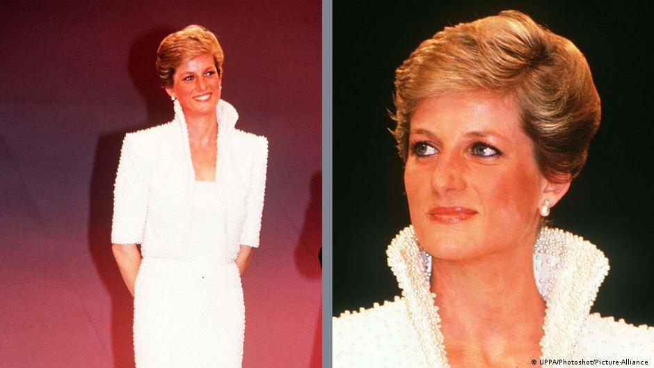 Zweierkombi Diana im weißen bestickten Schlauchkleid und Bolero-Jäckchen. Links bis zu den Oberschenkeln, rechts eine Nahaufnahme ihrer Büste.