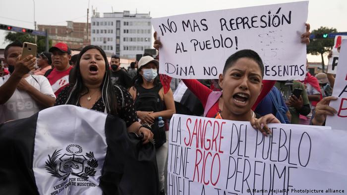 Foto de archivo de personas que protestan en Perú contra Dina Boluarte