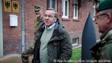 26.01.2023, Möckern+++ Boris Pistorius (SPD), Bundesminister der Verteidigung, kommt zu seinem Antrittsbesuch bei der Bundeswehr auf dem Truppenübungsplatz Altengrabow an. Nach Einblicken in die Schieß- und Gefechtsausbildung der Logistiker der Streitkräftebasis und der Panzergrenadiere des Heeres will der Minister Gespräche mit den Soldaten führen.