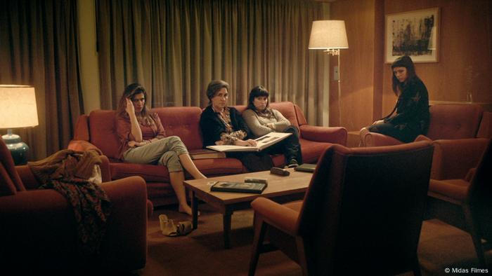In der Szene des Films Mal viver sitzen vier Frauen in einem abgedunkelten Hotelzimmer.