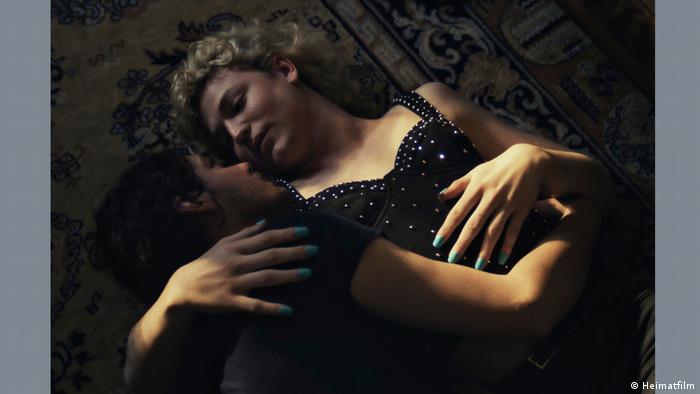 In einer Szene des Films Bis ans Ende der Nacht liegt ein Mann in den Armen einer Frau.