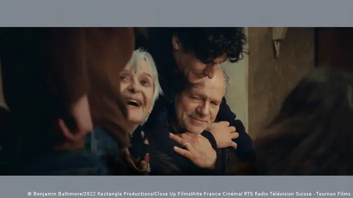 74岁的演员兼导演菲利普·加瑞尔在2020年已经角逐过柏林电影节奖项，今年他凭借《大战车》获得了最佳导演奖。加雷尔自己的孩子扮演三个兄弟姐妹，演绎一个木偶师家庭的最后一代。