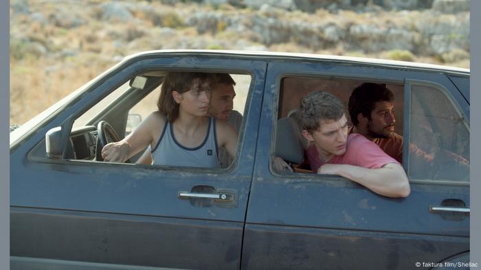 In einer Szene des Films Music sitzen vier junge Leute in einem Auto und drehen sich nach hinten um.