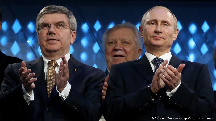 Kremlchef Wladimir Putin (r.) und IOC-Präsident Thomas Bach (l.) klatschen