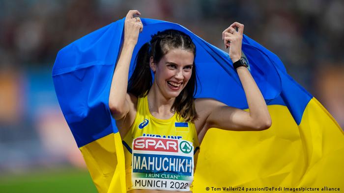 Hochspringerin Jaroslawa Mahutschich jubelt bei der Europameisterschaft 2022 in München mit ukrainischer Fahne