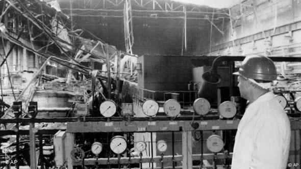 Ein Ingenieur inspiziert Maschinenraumschäden im Kernkraftwerk Tschernobyl 