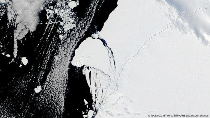 Shkencëtarët kanë vite që vëzhgojnë zgjerimin e çarjeve të mëdha në akujt e Antarktidës.