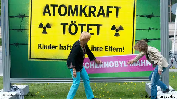 Tschernobyl mahnt: Plakataktion von Bündnis 90/Die Grünen (Foto: dpa)