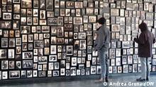 Exposición en Auschwitz-Birkenau con fotos de las víctimas del Holocausto.