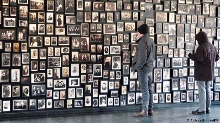 Exposición en Auschwitz-Birkenau con fotos de las víctimas del Holocausto.