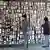 زوار يقفون أمام حائط علقت عليه مئات من الصور الشخصية والجماعية والأسرية في أوشفيتز-بيركناو (مارس/ آذار 2018)