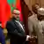 Le Roi du Maroc saluant une délégation africaine (Archives)