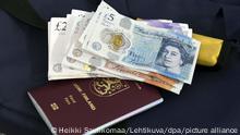 English pounds, passport of Finland. LEHTIKUVA / HEIKKI SAUKKOMAA - FINLAND OUT. NO THIRD PARTY SALES.