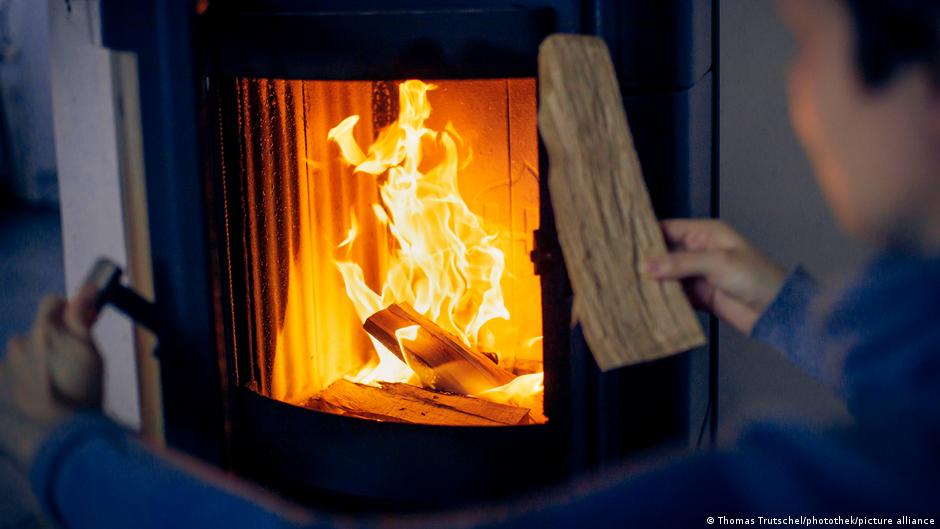 Vatra jeste prijatna, ali je grejanje na drva skupo, a i u atmosferu se emituju velike količine čestica prašine