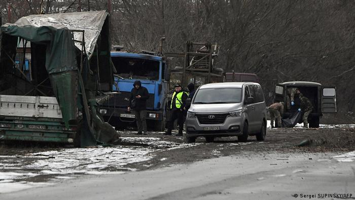 Zerstörte Lkw, Abtransport von Leichen: Nach einem russischen Raketenangriff auf ein Gewerbegebiet in Kiew 
